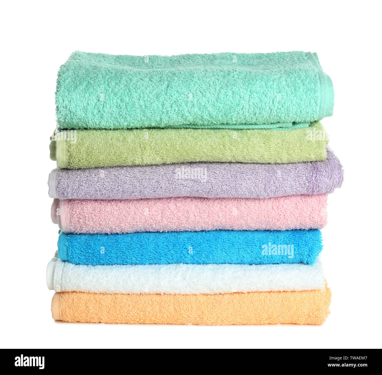 Pila di asciugamani puliti su sfondo bianco. Servizio lavanderia Servizio giorno Foto Stock