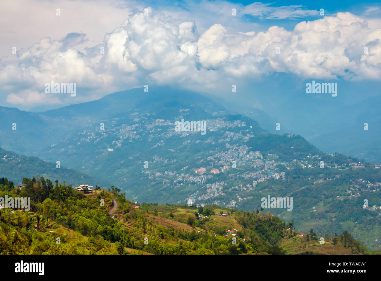 Nuvole bianche su Gangtok city, il Sikkim, India. Foto Stock