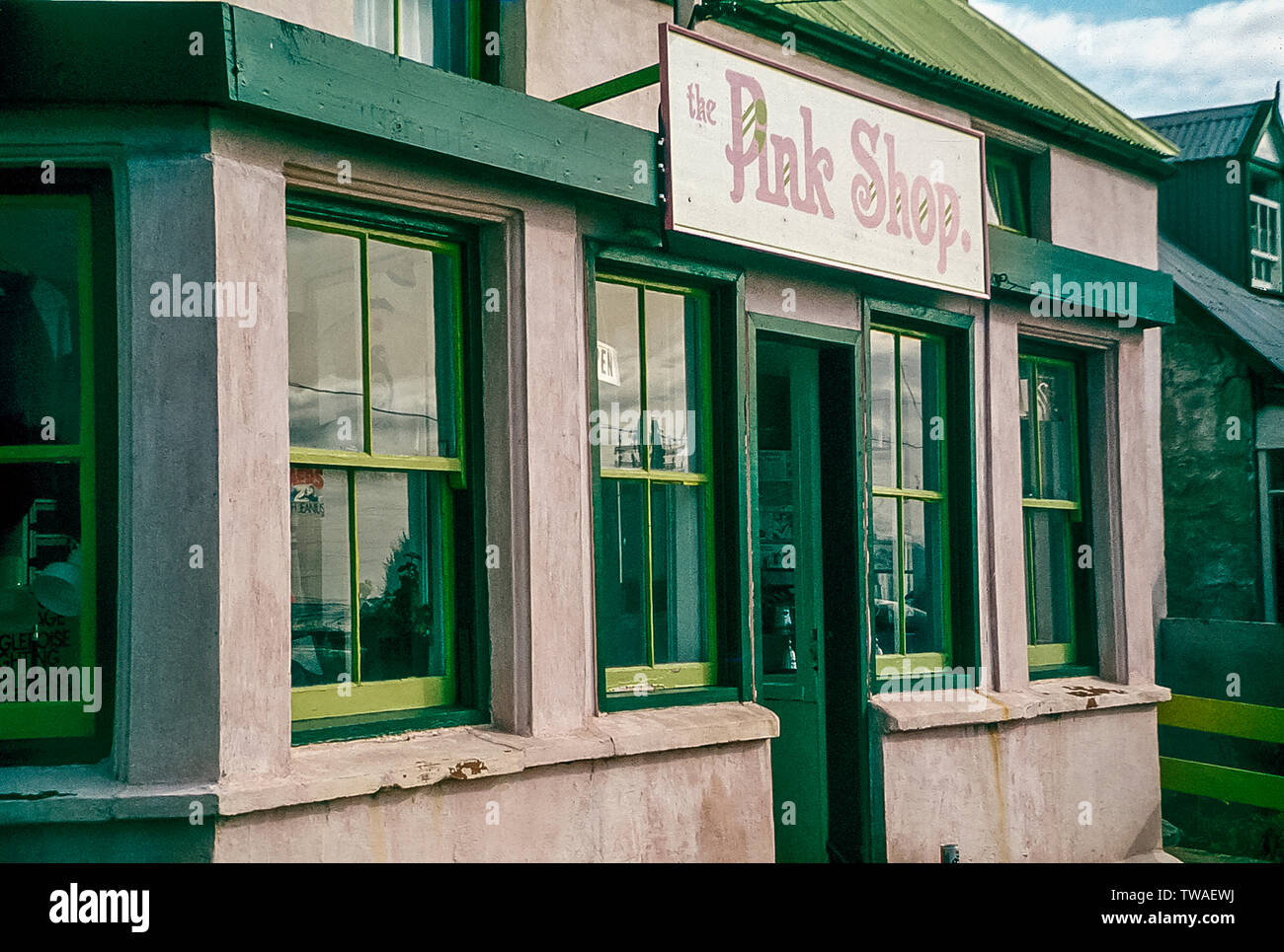 Isole Falkland 1985. Scene di strada nelle Falkland città principale di Port Stanley con il negozio di rosa Foto Stock