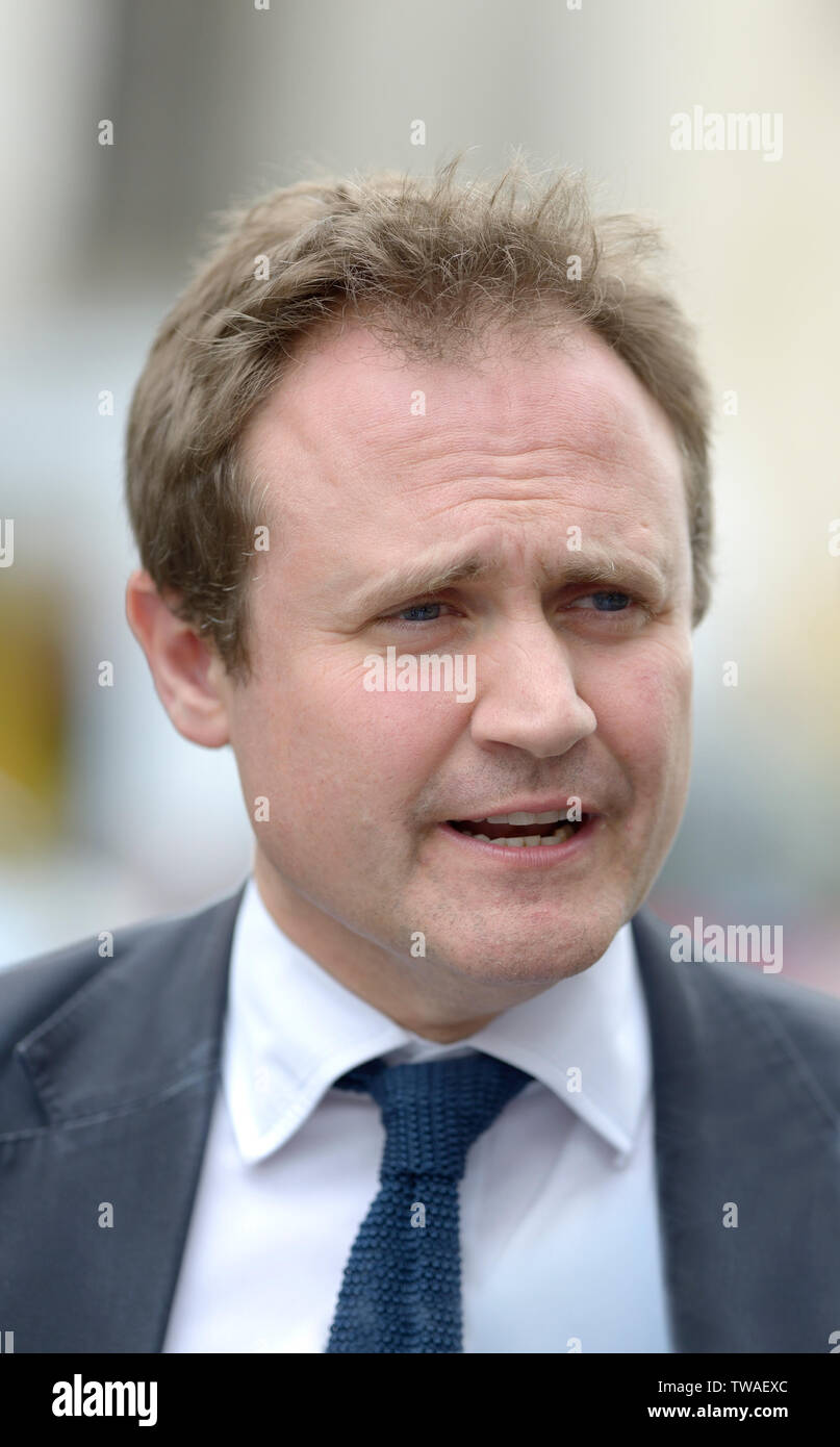 Tom Tugendhat MP (Cost: Tonbridge e Malling) al di fuori del Parlamento, Giugno 2019. Ex ufficiale dell'esercito e sedia degli Affari Esteri Comitato di selezione Foto Stock