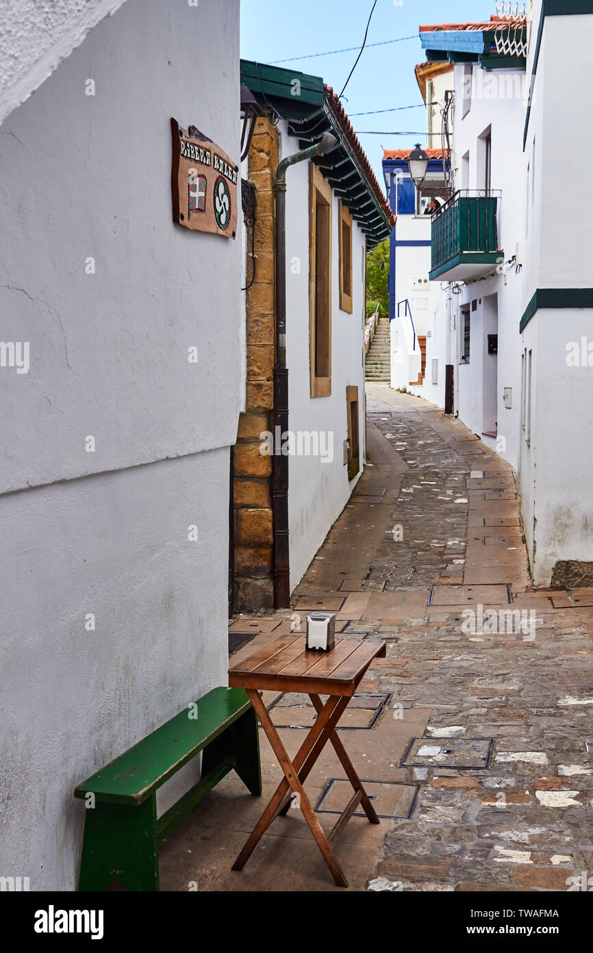 Panca e tavolo da una terrazza bar in paese basco Foto Stock