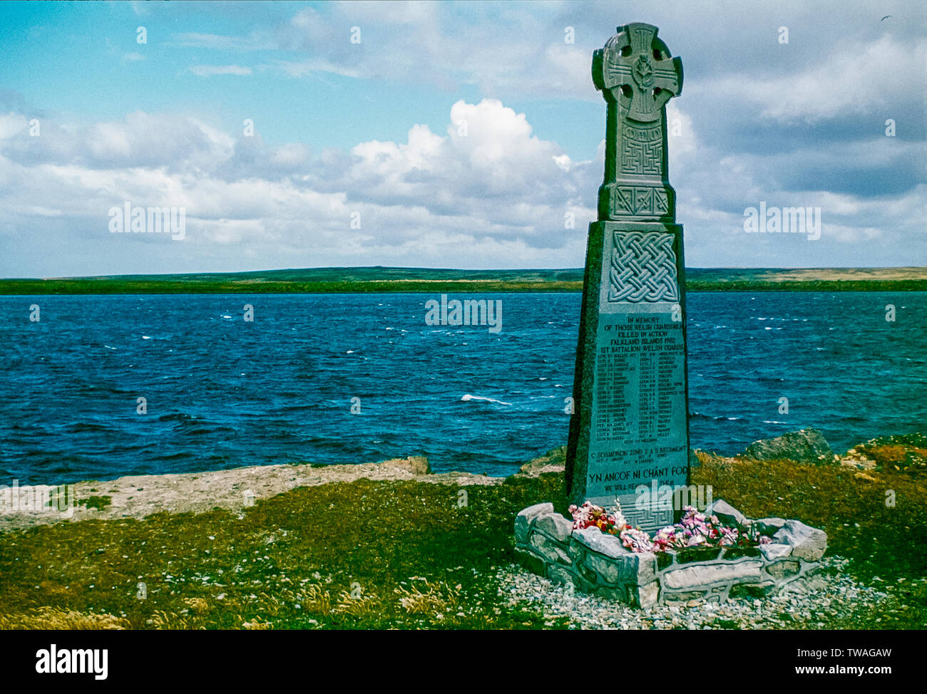 Isole Falkland 1985. Il Welsh Guards War Memorial presso la frazione di Fitzroy sulla West Falkland che era il luogo del naufragio della Sir Galahad truppa nave dall'aeronautica militare argentino durante il 1982 guerra Falklands-Argentine Foto Stock