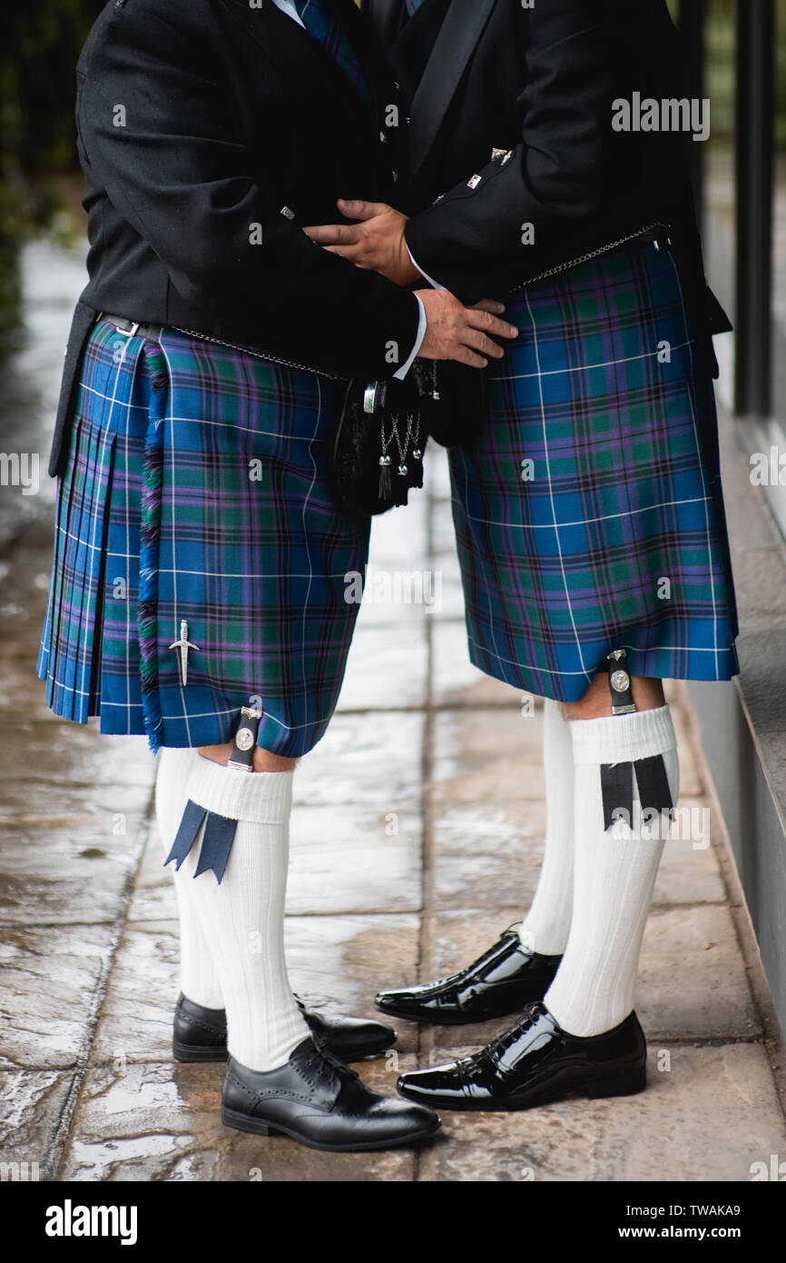 Chiusura del matrimonio gay maschio giovane, indossando un kilt gallese Foto Stock