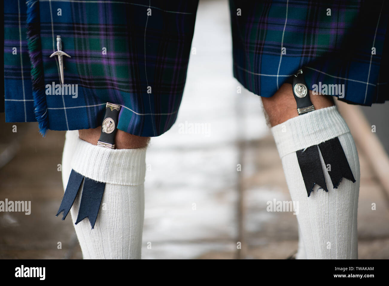 Chiusura del matrimonio gay maschio giovane, indossando un kilt gallese Foto Stock