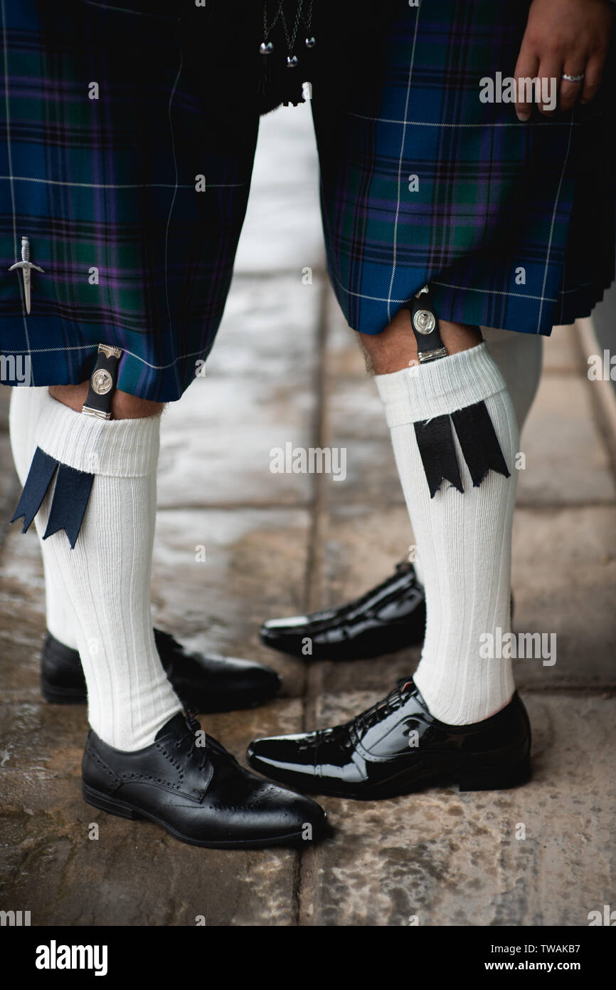 Chiusura del matrimonio gay maschio giovane, indossando un kilt gallese Foto Stock