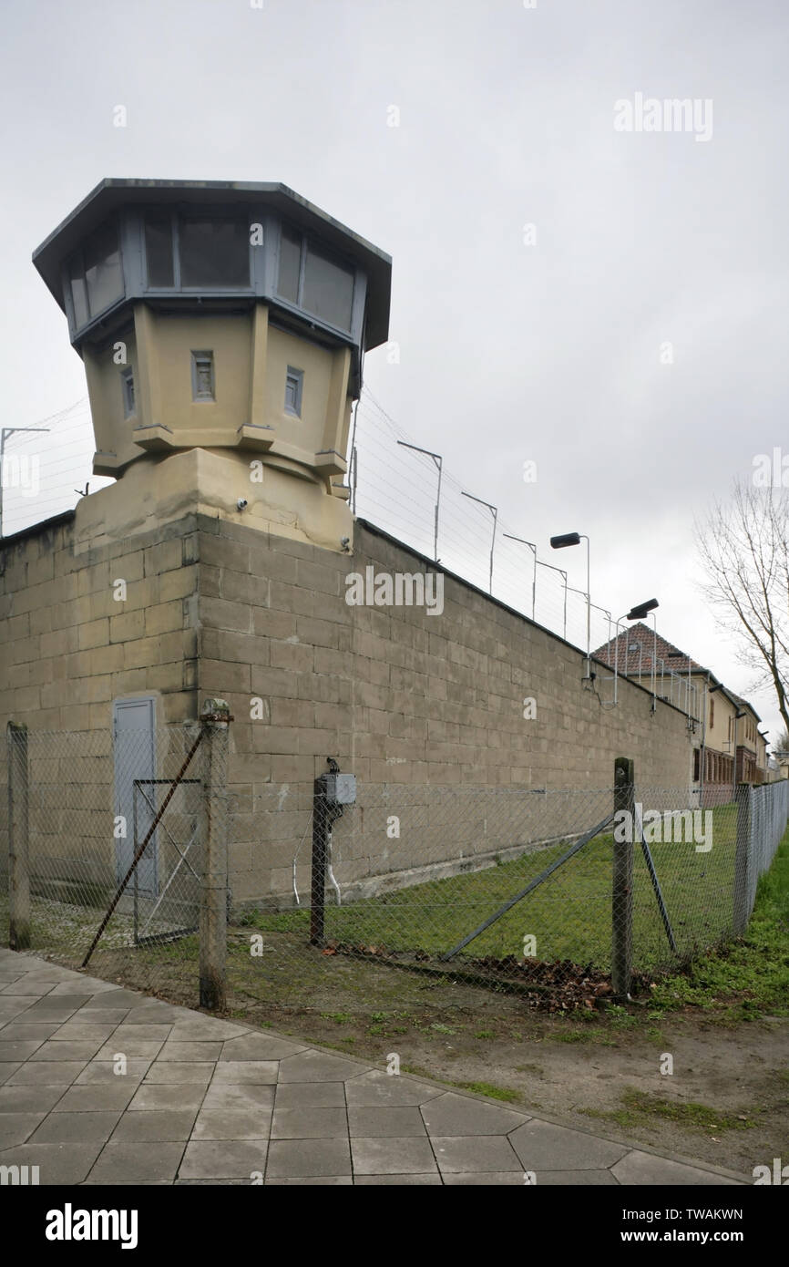 Torre di avvistamento e la parete perimetrale della Stasi HQ Hohenschonhausen complesso di edifici, Berlino, Germania. Foto Stock