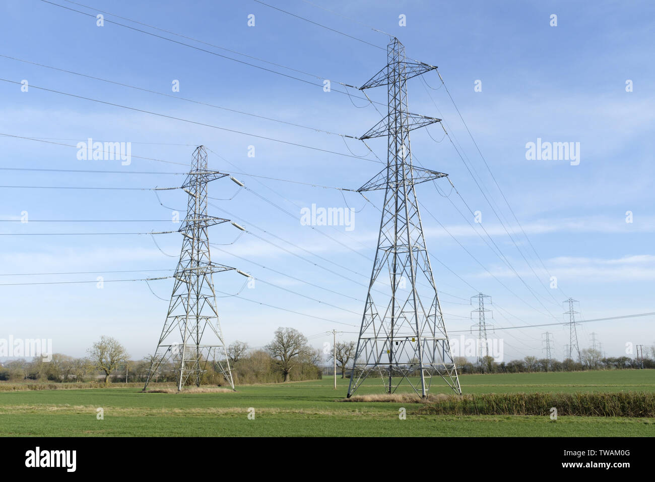 National Grid elettricità tralicci e linee di alimentazione aeree attraversa una campagna in zone rurali Buckinghamshire, Inghilterra, Regno Unito Foto Stock