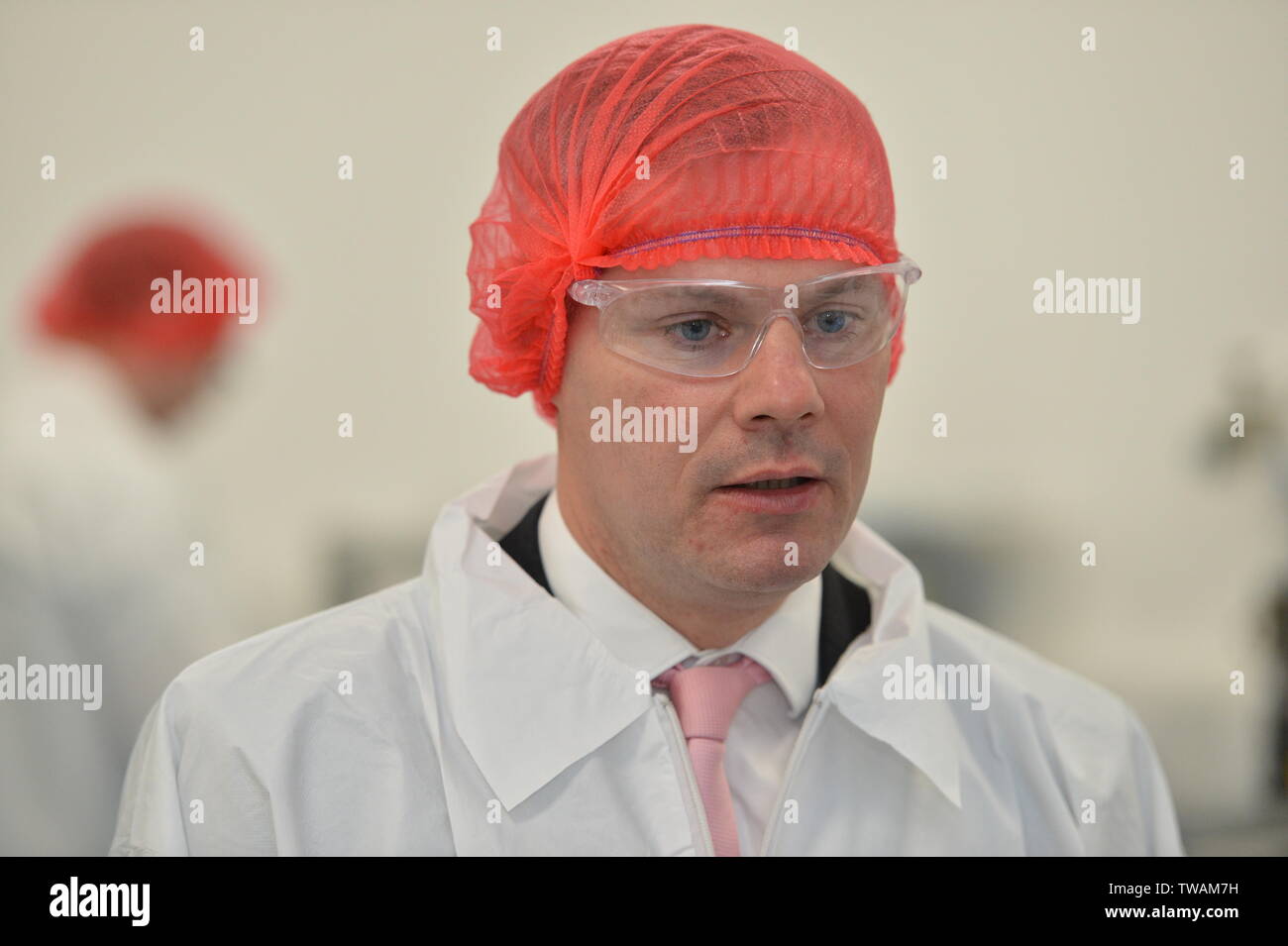 Livingston, Regno Unito. Il 19 giugno 2019. Nella foto: Derek Mackay economia Segretario, Derek Mackay visite FlexMedical soluzioni - uno specialista compnay scozzese che progetta e sviluppa apparecchiature mediche. Signor Mackay è in visita alla società di commentare le ultime statistiche del PIL. Credito: Colin Fisher/Alamy Live News Foto Stock