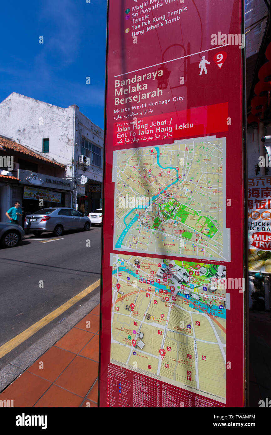 L'elenco delle strade pubbliche può essere facilmente individuabile con il suo design rosso brillante, facile da navigare e dove sono i luoghi popolari da visitare. Melaka, Malesia Foto Stock