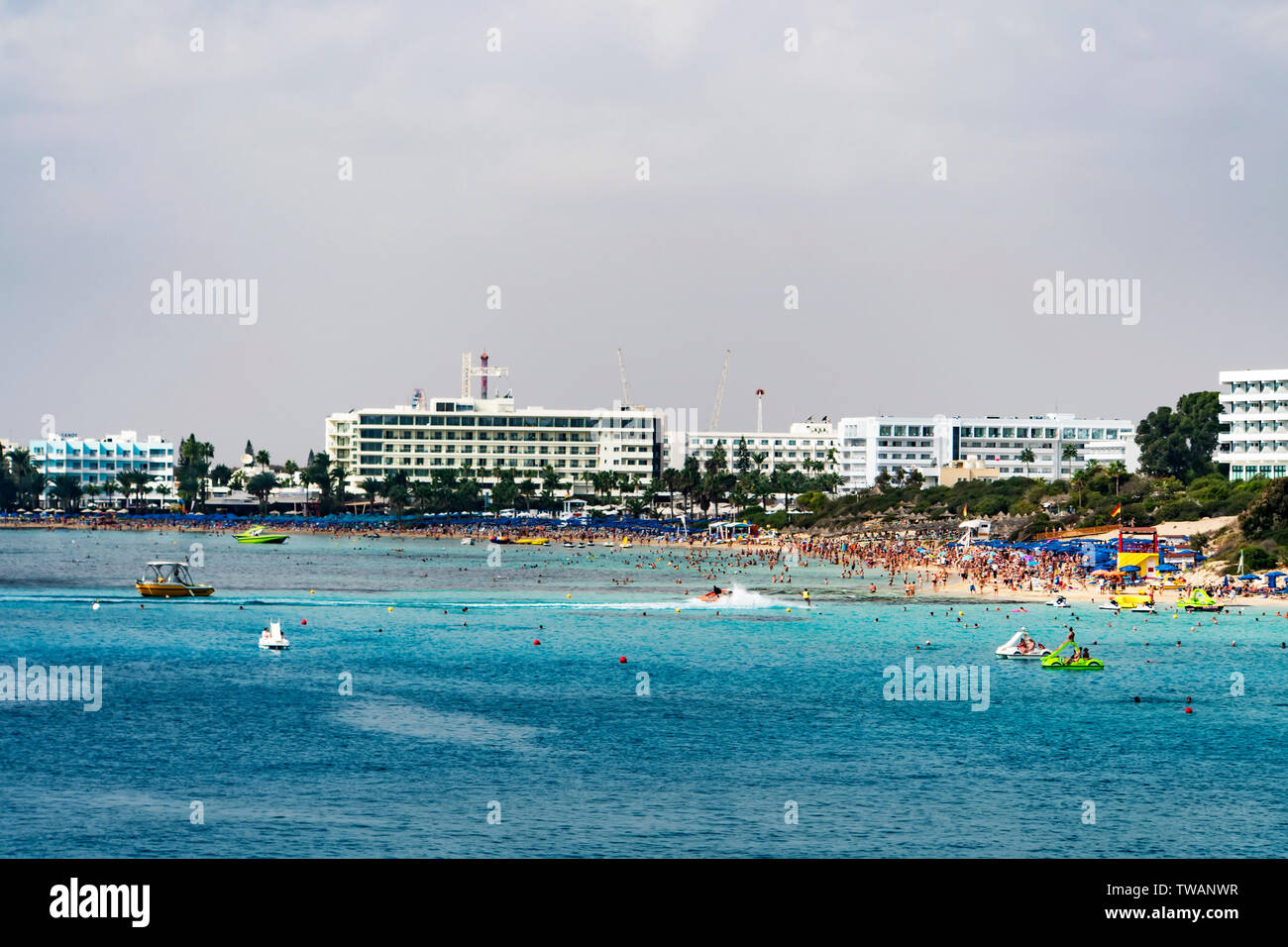 Le persone presso la famosa spiaggia della baia spiaggia vicino Protaras, Ayia Napa. Famagusta District, Cipro. Foto Stock