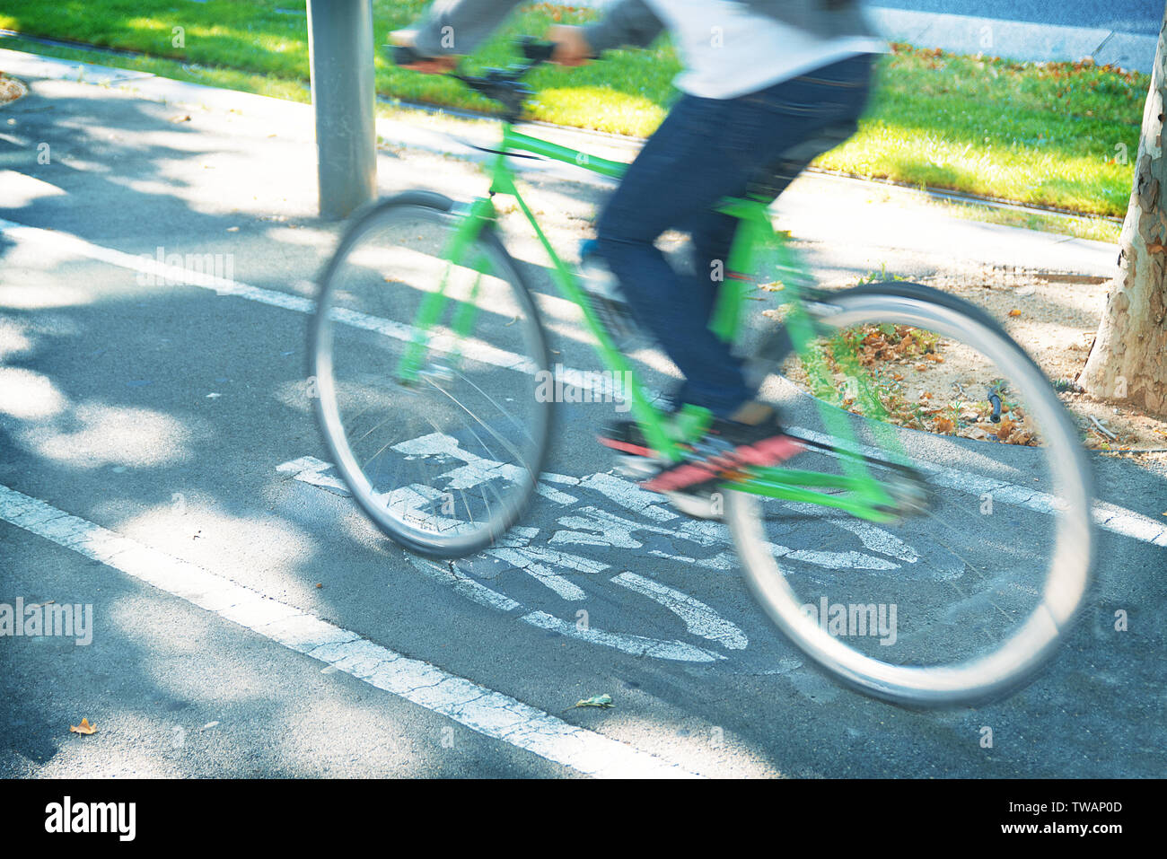 Persona di " commuters " in sella ad una bicicletta su una bici urbana lane in Barcellona. Uno stile di vita attivo ed ecologia concetto di sensibilizzazione con copia vuota spazio per Editor's Foto Stock