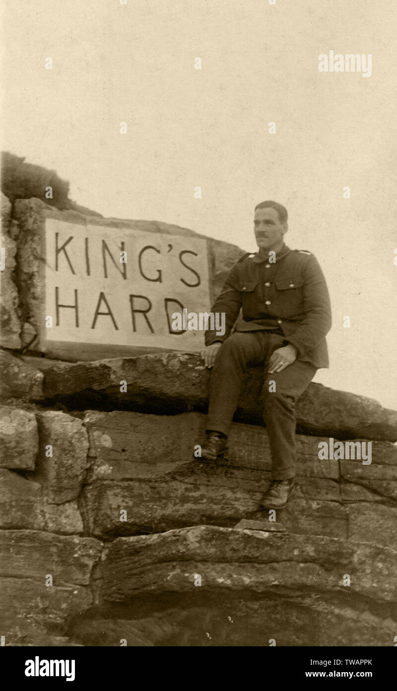 WW1 fotografia di un soldato in uniforme seduto sulle rocce al re del disco. Foto Stock
