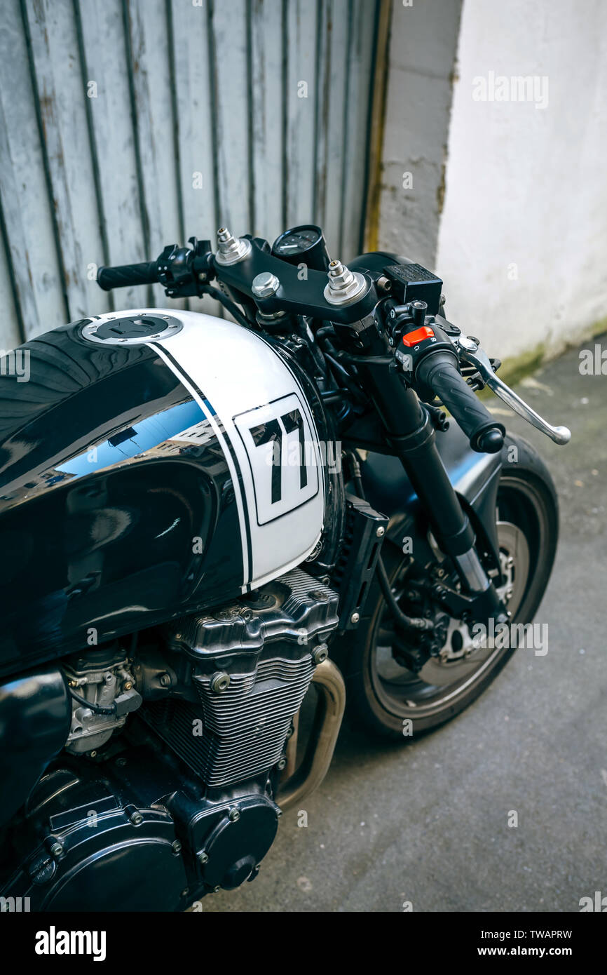 Dettaglio del manubrio ed il serbatoio di gas del motociclo Foto Stock