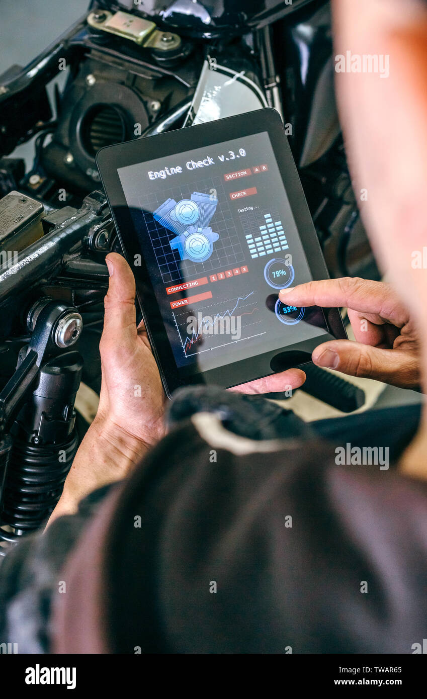 Moto meccanico utilizzando app tablet Foto Stock