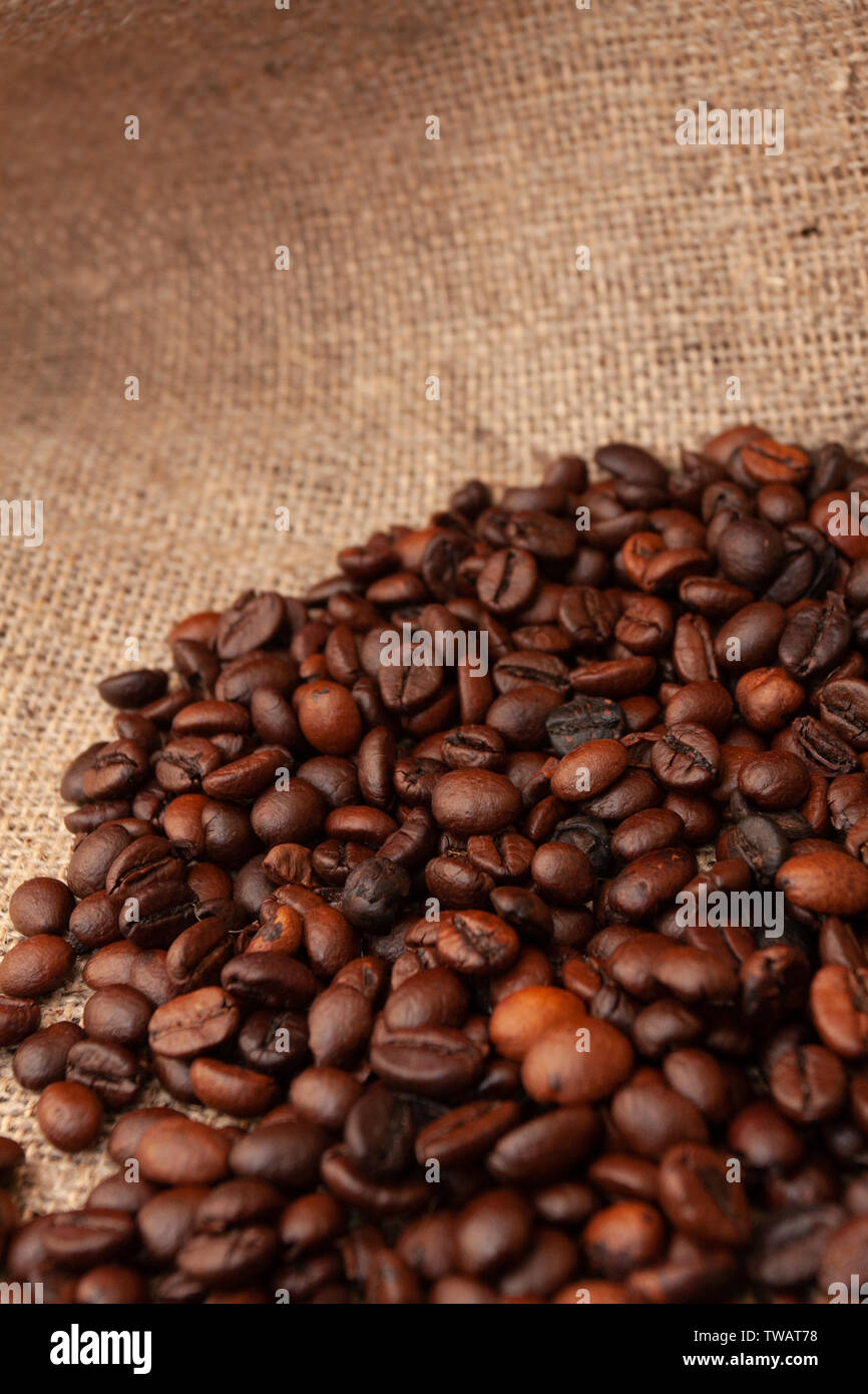I chicchi di caffè sul vecchio sfondo di tela Foto Stock