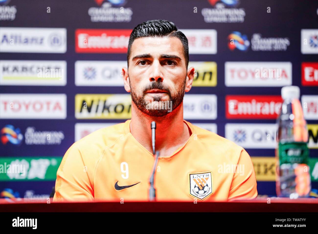 Il calcio italiano player Graziano Pelle della Cina Shandong Luneng Taishan F.C. prende parte a una sessione di formazione prima dell'ottavo di finale di partita contro la Cina del Guangzhou Evergrande Taobao F.C. durante il 2019 AFC Champions League nella città di Guangzhou, Cina del sud della provincia di Guangdong, 17 giugno 2019. Foto Stock Il calcio italiano player Graziano Pelle della Cina Shandong Luneng Taishan F.C. prende parte a una sessione di formazione prima dell'ottavo di finale di partita contro la Cina del Guangzhou Evergrande Taobao F.C. durante il 2019 AFC Champions League nella città di Guangzhou, Cina del sud della provincia di Guangdong, 17 giugno 2019. Foto Stock