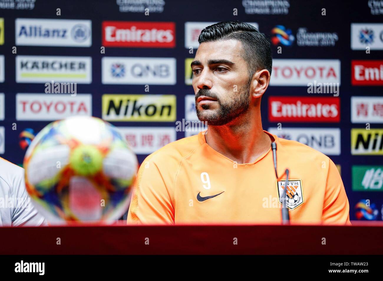 Il calcio italiano player Graziano Pelle della Cina Shandong Luneng Taishan F.C. prende parte a una sessione di formazione prima dell'ottavo di finale di partita contro la Cina del Guangzhou Evergrande Taobao F.C. durante il 2019 AFC Champions League nella città di Guangzhou, Cina del sud della provincia di Guangdong, 17 giugno 2019. Foto Stock Il calcio italiano player Graziano Pelle della Cina Shandong Luneng Taishan F.C. prende parte a una sessione di formazione prima dell'ottavo di finale di partita contro la Cina del Guangzhou Evergrande Taobao F.C. durante il 2019 AFC Champions League nella città di Guangzhou, Cina del sud della provincia di Guangdong, 17 giugno 2019. Foto Stock