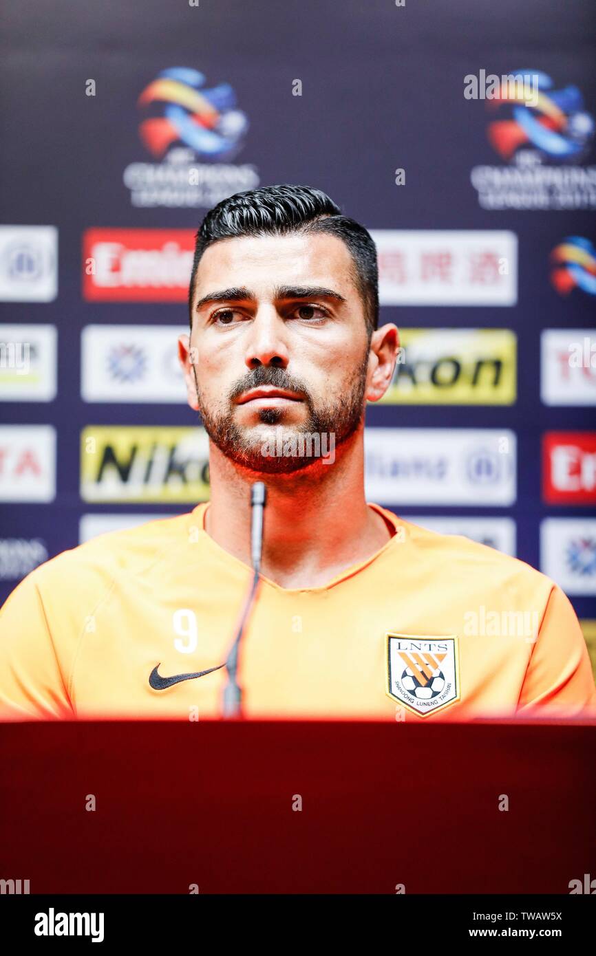 Il calcio italiano player Graziano Pelle della Cina Shandong Luneng Taishan F.C. prende parte a una sessione di formazione prima dell'ottavo di finale di partita contro la Cina del Guangzhou Evergrande Taobao F.C. durante il 2019 AFC Champions League nella città di Guangzhou, Cina del sud della provincia di Guangdong, 17 giugno 2019. Foto Stock Il calcio italiano player Graziano Pelle della Cina Shandong Luneng Taishan F.C. prende parte a una sessione di formazione prima dell'ottavo di finale di partita contro la Cina del Guangzhou Evergrande Taobao F.C. durante il 2019 AFC Champions League nella città di Guangzhou, Cina del sud della provincia di Guangdong, 17 giugno 2019. Foto Stock