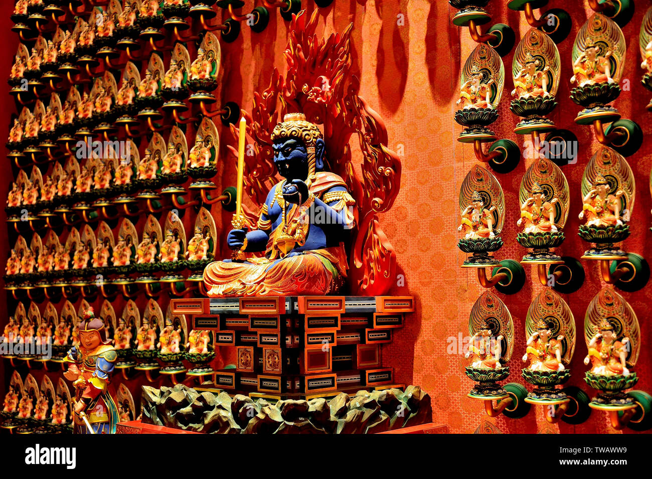 Statua di cinese buddista divinità in meditazione con colori ricchi e dettagli Foto Stock