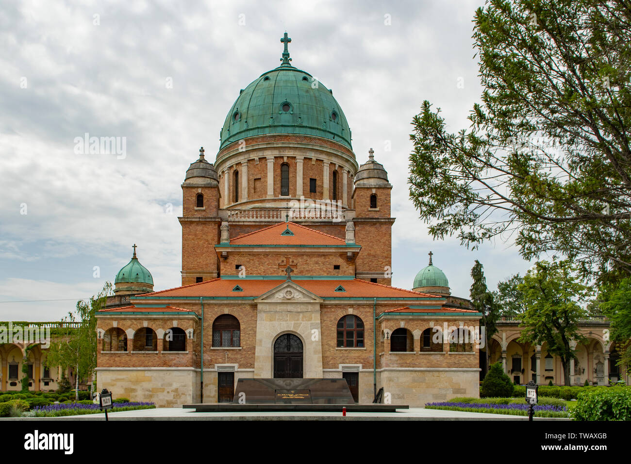 La chiesa all ingresso del cimitero Mirogoj, Zagabria, Croazia Foto Stock