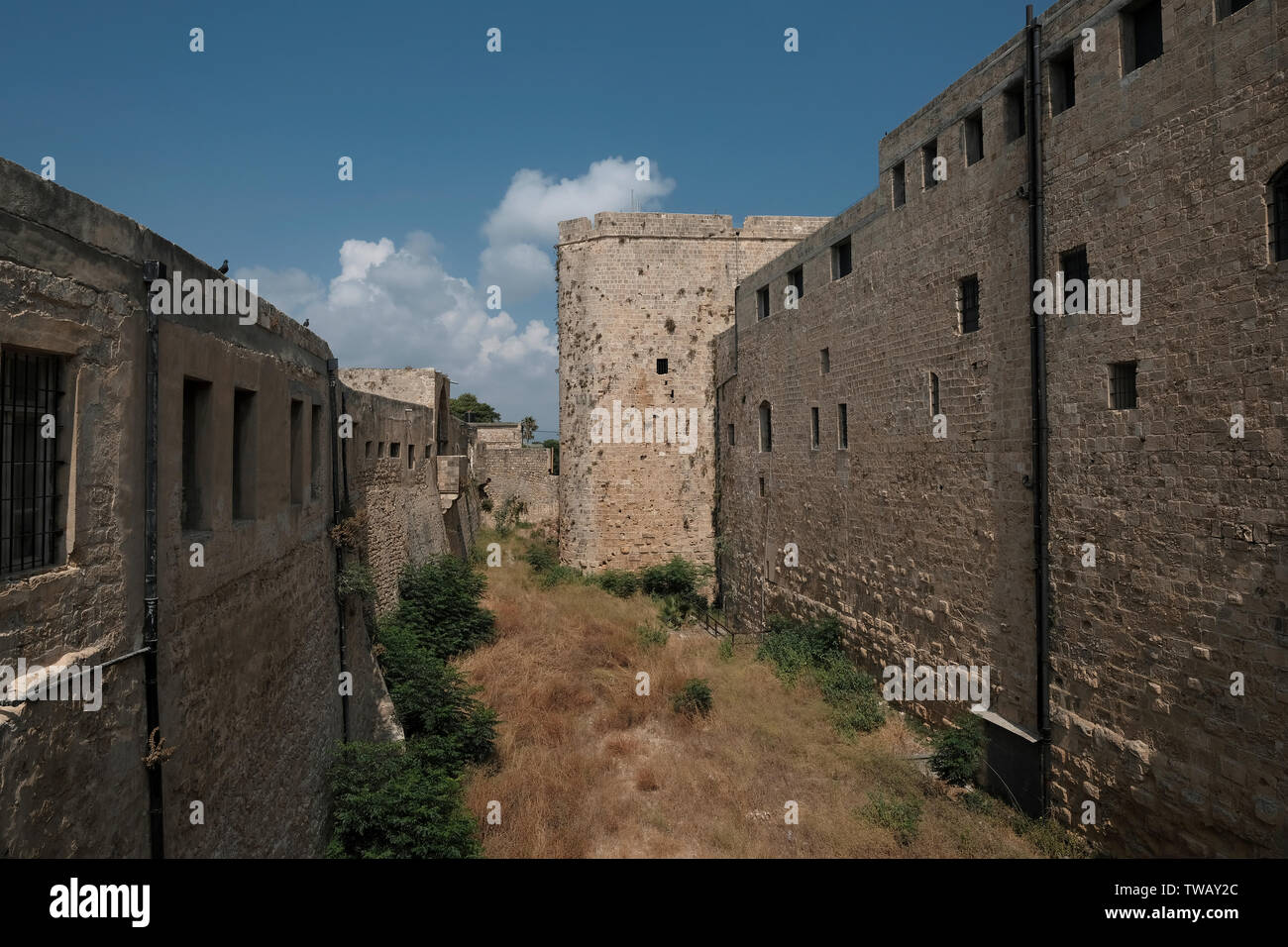 Esterno della ex di acri o Akko il carcere e la corrente i prigionieri della metropolitana Museo che è stato costruito durante il periodo ottomano sulle rovine di un 12esimo secolo la fortezza dei crociati nella città vecchia di acri nel nord di Israele. Nel tempo del mandato britannico molti arabi erano stati imprigionati in questa prigione come criminali o per la partecipazione al 1936-1939 Rivolta Araba in Palestina. Esso conteneva anche prigionieri ebrei, membri di organizzazioni sotterranee a causa della loro lotta contro la norma imperativa e la loro lotta per stabilire una sede nazionale nella terra di Israele.Il carcere Foto Stock