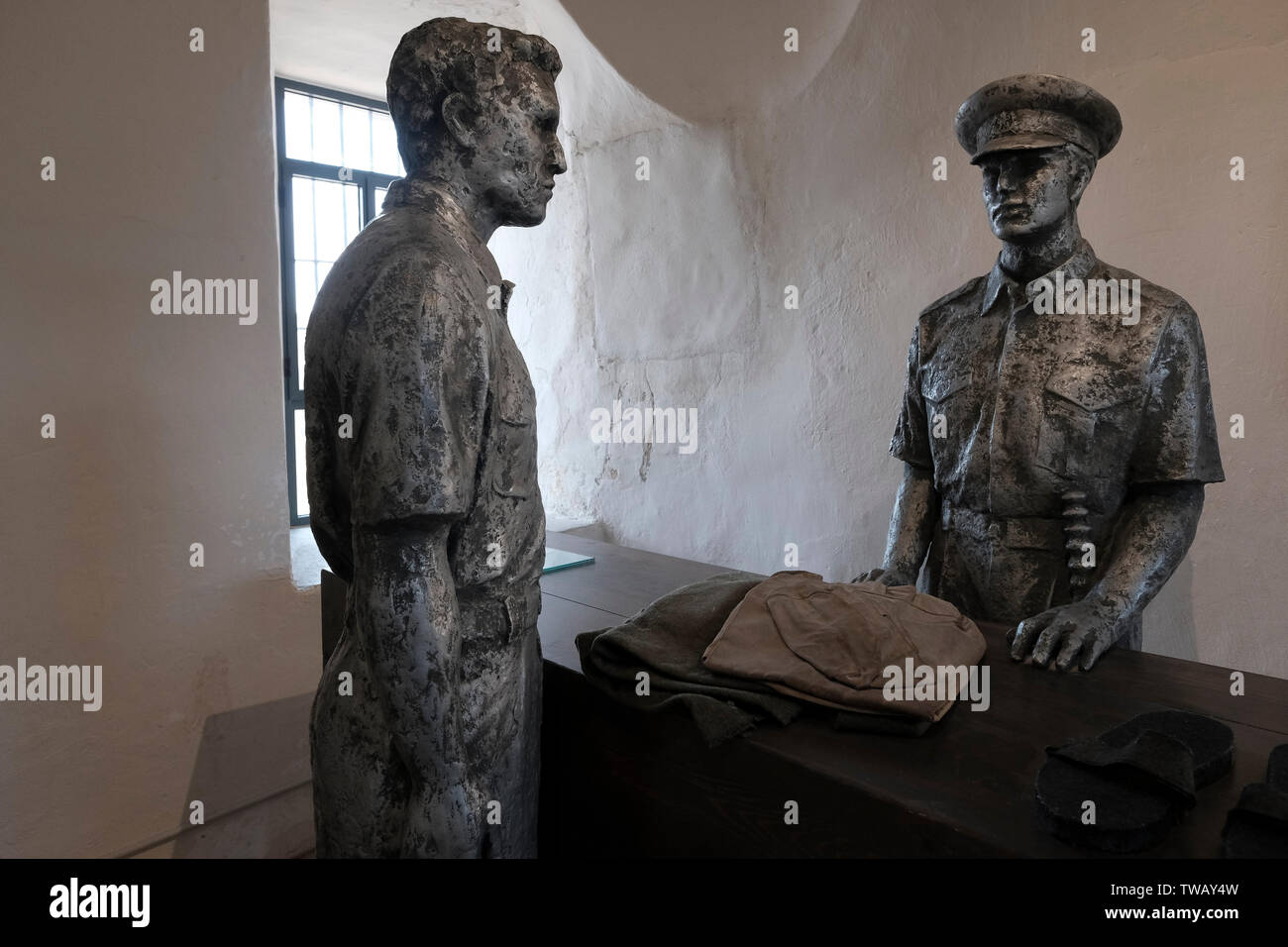 Dimensioni di vita figure scolpite raffigurante un prigioniero e una guardia britannica presso la ex di acri o Akko il carcere e la corrente i prigionieri della metropolitana Museo che è stato costruito durante il periodo ottomano sulle rovine di un 12esimo secolo la fortezza dei crociati nella città vecchia di acri nel nord di Israele. Nel tempo del mandato britannico molti arabi erano stati imprigionati in questa prigione come criminali o per la partecipazione al 1936-1939 Rivolta Araba in Palestina. Esso conteneva anche prigionieri ebrei, membri di organizzazioni sotterranee a causa della loro lotta contro la norma imperativa e la loro lotta per istituire un regime nazionale hom Foto Stock