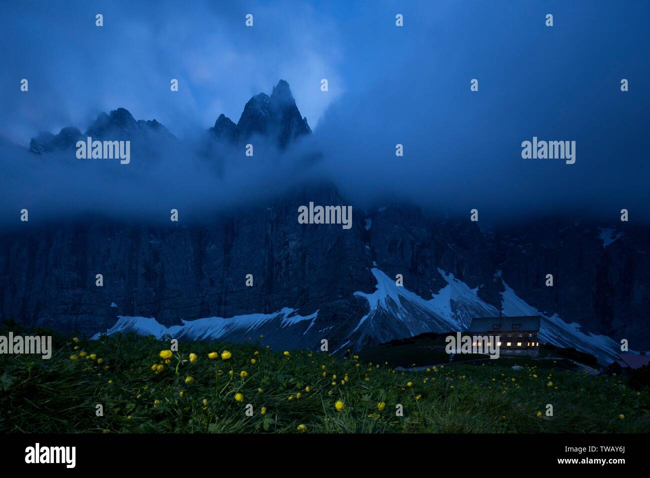 Austria, Tirolo, Monti Karwendel, Falkenhuette (capanna) di fronte al Laliderer . Foto Stock