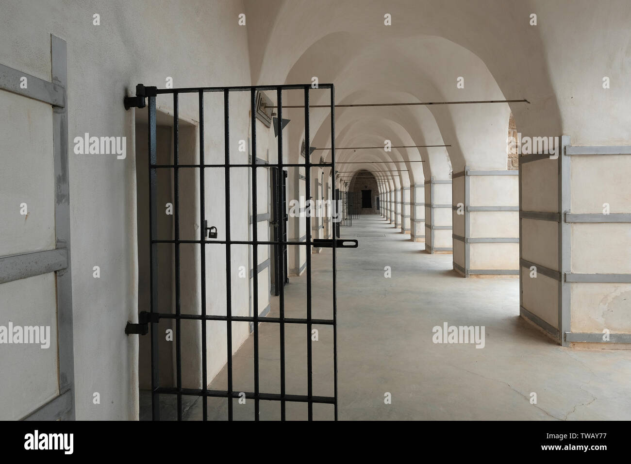 Chiostro arcuata della ex di acri o Akko il carcere e la corrente i prigionieri della metropolitana Museo che è stato costruito durante il periodo ottomano sulle rovine di un 12esimo secolo la fortezza dei crociati nella città vecchia di acri nel nord di Israele. Nel tempo del mandato britannico molti arabi erano stati imprigionati in questa prigione come criminali o per la partecipazione al 1936-1939 Rivolta Araba in Palestina. Esso conteneva anche prigionieri ebrei, membri di organizzazioni sotterranee a causa della loro lotta contro la norma imperativa e la loro lotta per stabilire una sede nazionale nella terra di Israele. Foto Stock
