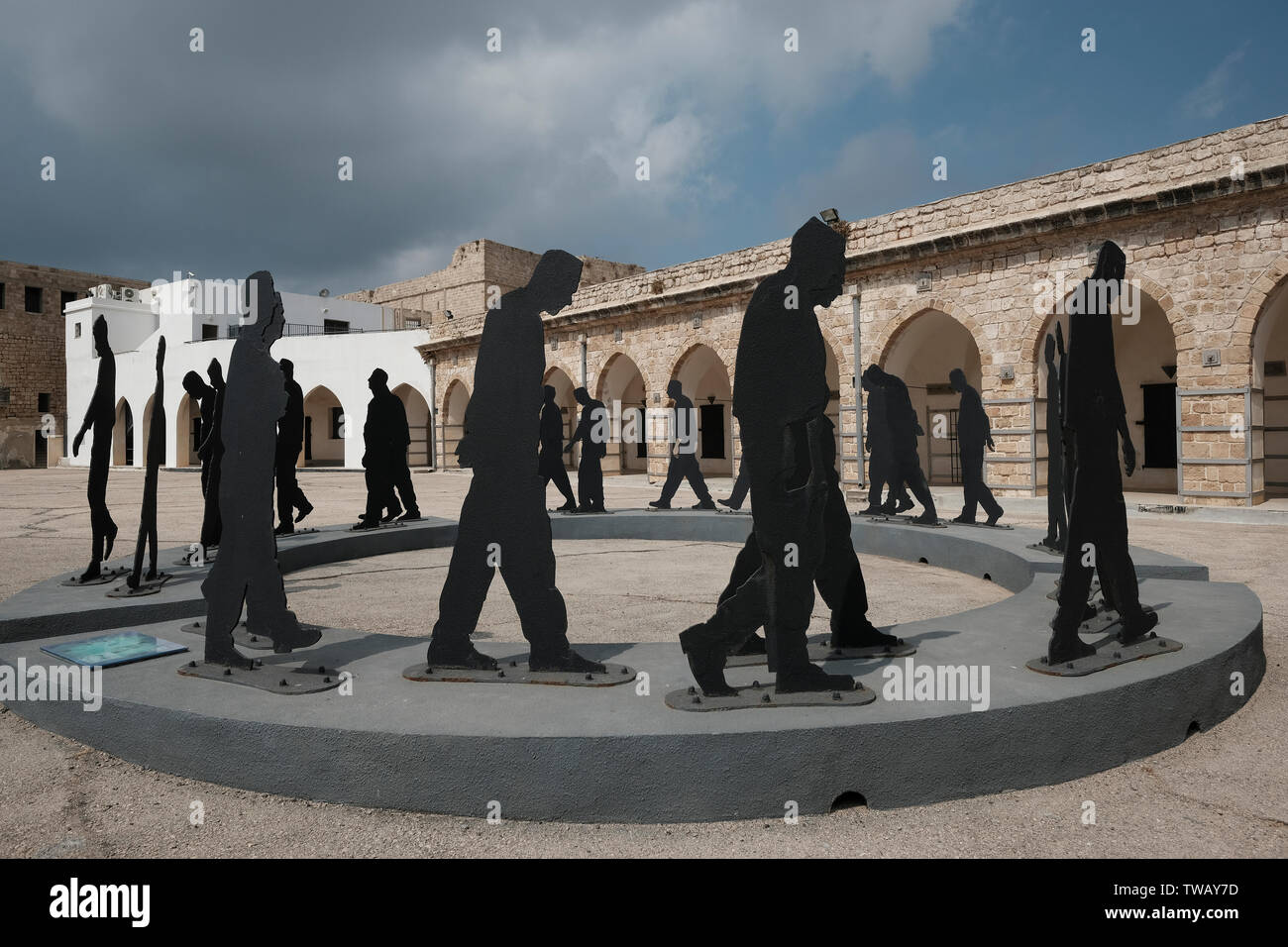 Installazione in metallo raffigurante i prigionieri che camminano nel cortile dell'ex prigione di Acre o Akko e attualmente il Museo dei prigionieri sotterranei che fu costruito durante il periodo ottomano nella vecchia città di Acre, nel nord di Israele. Al tempo del mandato britannico molti arabi furono imprigionati in questa prigione come criminali o per aver partecipato alla rivolta araba 1936–1939 in Palestina. Conteneva anche prigionieri ebrei, membri di organizzazioni sotterranee a causa della loro lotta contro il governo obbligatorio e la loro lotta per stabilire una casa nazionale Foto Stock