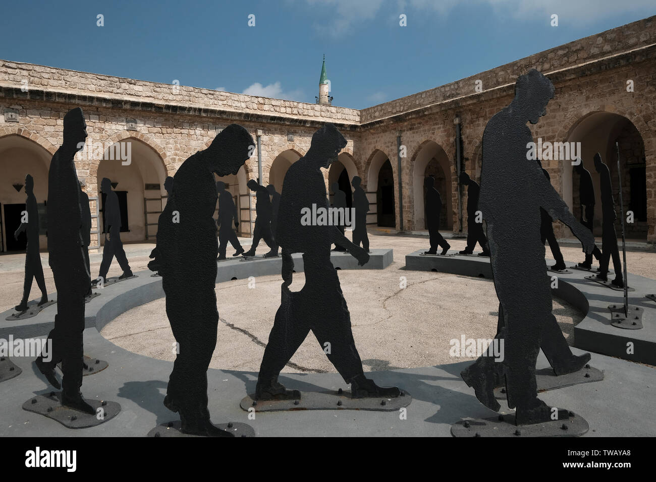 Installazione in metallo raffigurante i prigionieri che camminano nel cortile dell'ex prigione di Acre o Akko e attualmente il Museo dei prigionieri sotterranei che fu costruito durante il periodo ottomano nella vecchia città di Acre, nel nord di Israele. Al tempo del mandato britannico molti arabi furono imprigionati in questa prigione come criminali o per aver partecipato alla rivolta araba 1936–1939 in Palestina. Conteneva anche prigionieri ebrei, membri di organizzazioni sotterranee a causa della loro lotta contro il governo obbligatorio e la loro lotta per stabilire una casa nazionale Foto Stock
