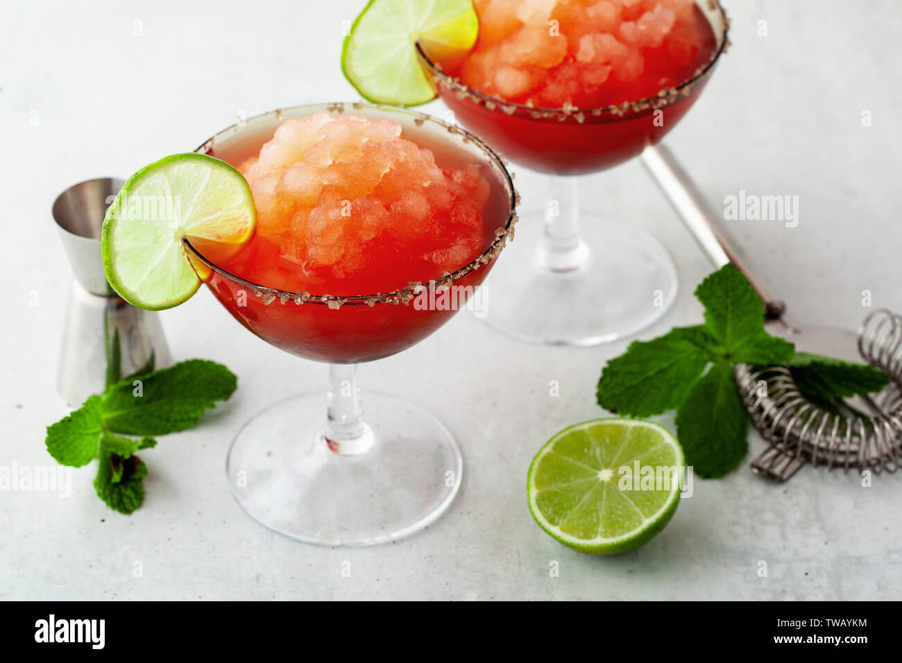 Red Frozen Margarita, cocktail rinfrescante sul tavolo e calce con la menta Foto Stock