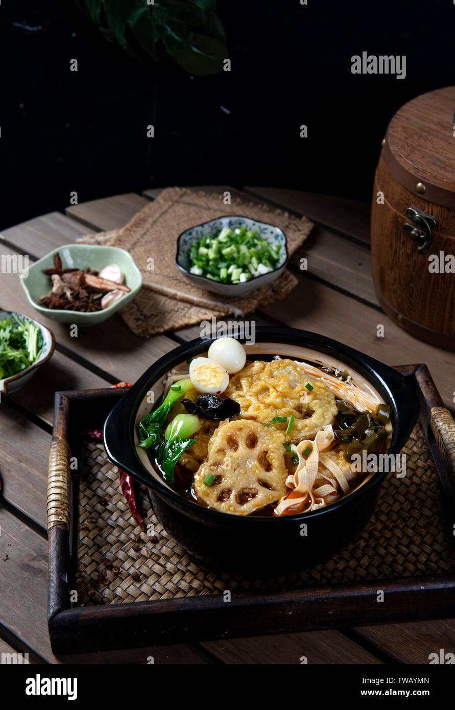 Formaggio lotus nervature, pepite di pollo, casseruola calda. Foto Stock