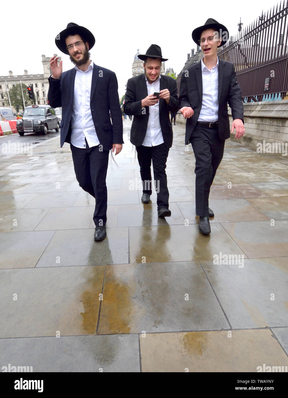 Londra, Inghilterra, Regno Unito. 3 giovani uomini ebrei in piazza del Parlamento Foto Stock