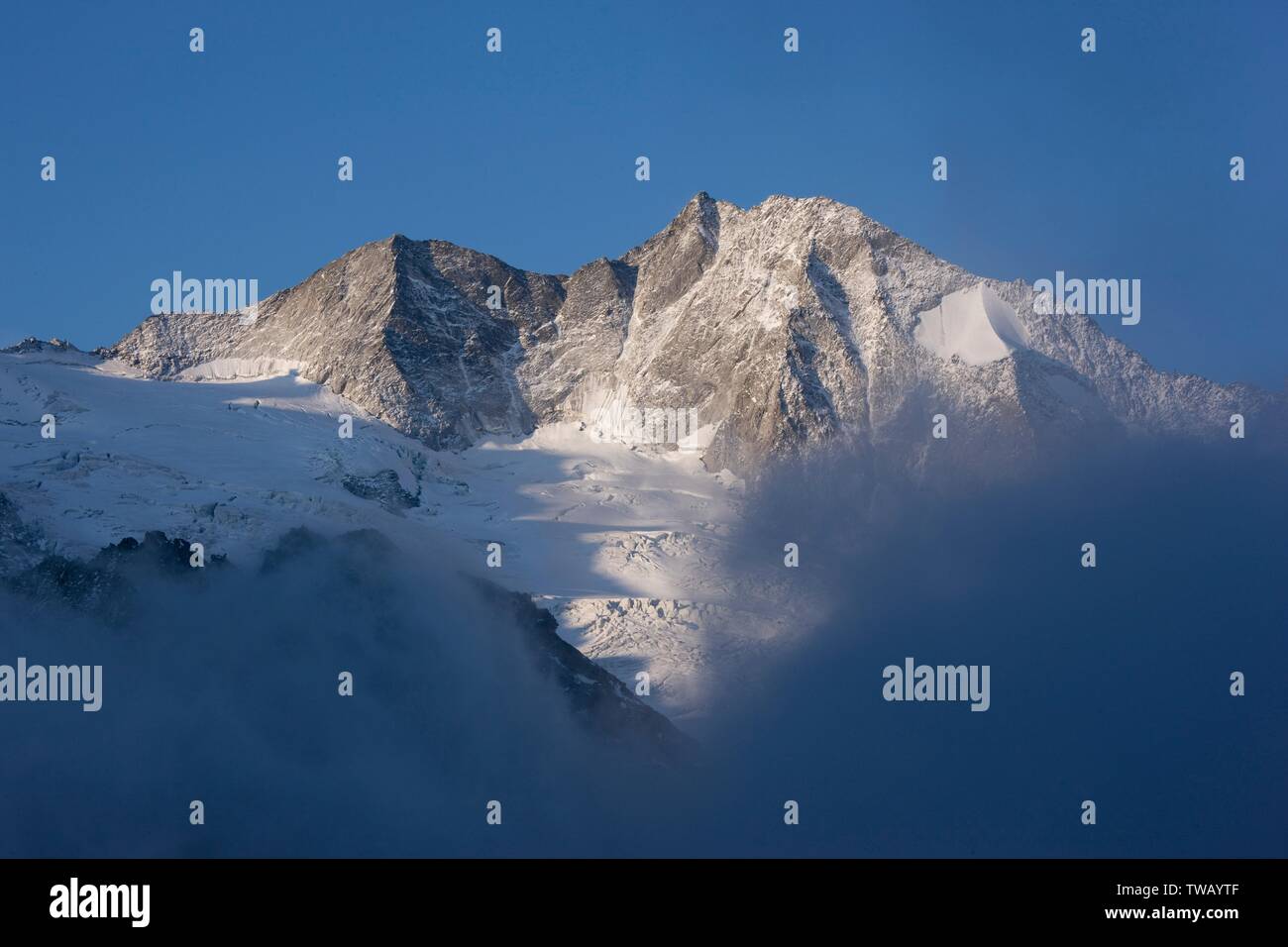 Austria, Tirolo, Alpi Zillertal, parete orientale di Grosser Moeseler (picco). Foto Stock