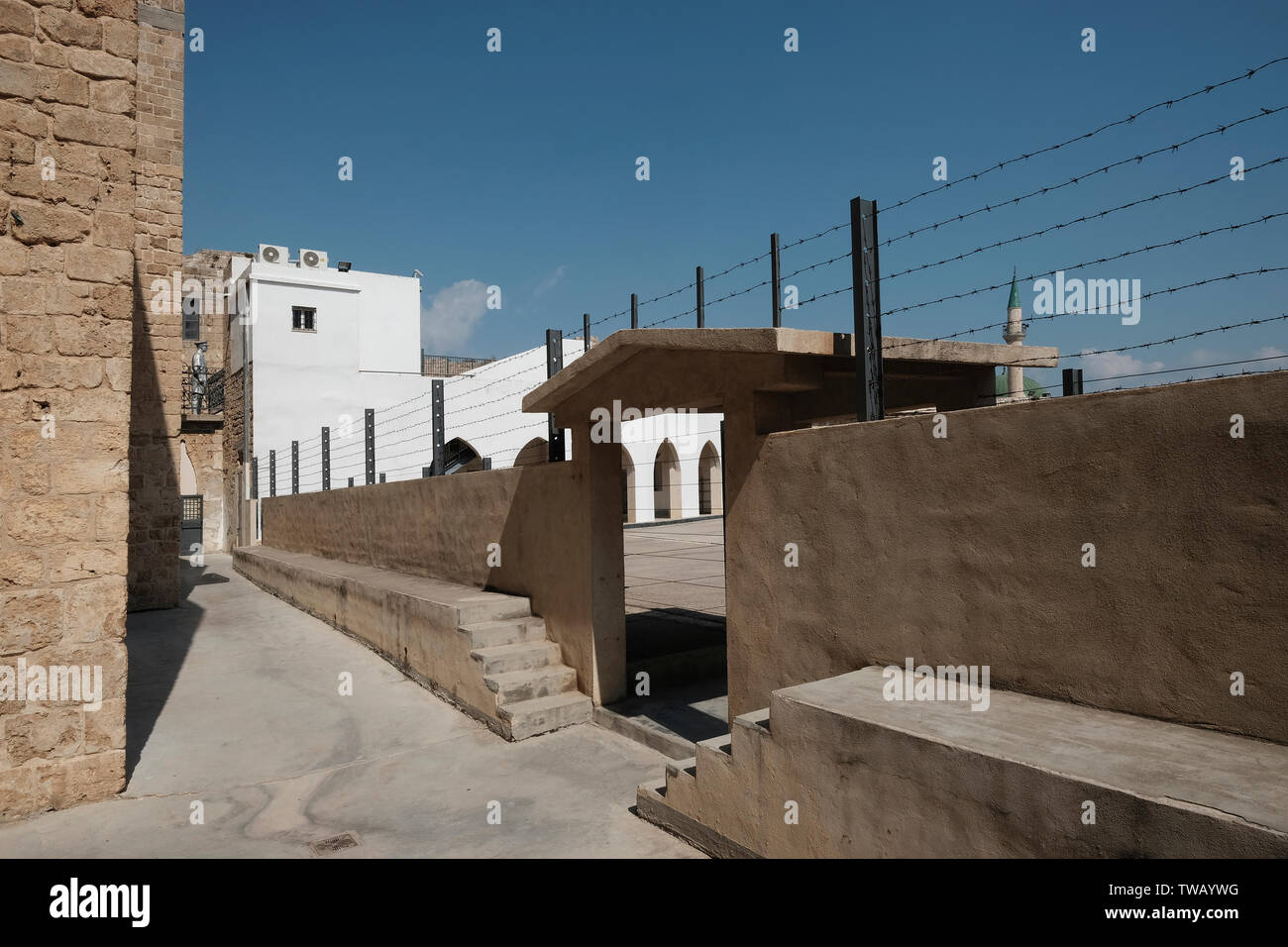 Il cortile della ex di acri o Akko il carcere e la corrente i prigionieri della metropolitana Museo che è stato costruito durante il periodo ottomano sulle rovine di un 12esimo secolo la fortezza dei crociati nella città vecchia di acri nel nord di Israele. Nel tempo del mandato britannico molti arabi erano stati imprigionati in questa prigione come criminali o per la partecipazione al 1936-1939 Rivolta Araba in Palestina. Esso conteneva anche prigionieri ebrei, membri di organizzazioni sotterranee a causa della loro lotta contro la norma imperativa e la loro lotta per stabilire una sede nazionale nella terra di Israele. Foto Stock
