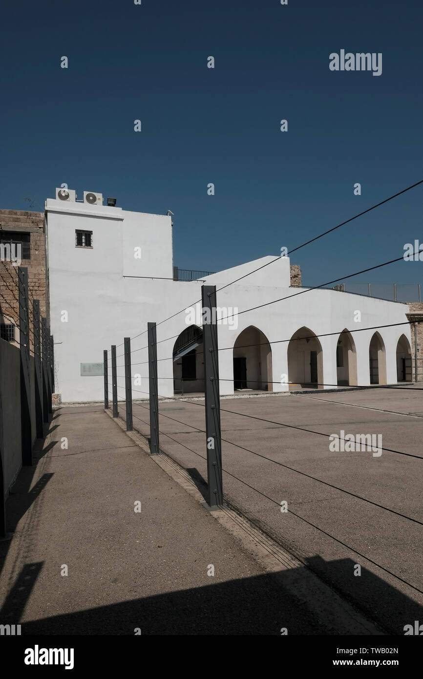 Il cortile della ex di acri o Akko il carcere e la corrente i prigionieri della metropolitana Museo che è stato costruito durante il periodo ottomano sulle rovine di un 12esimo secolo la fortezza dei crociati nella città vecchia di acri nel nord di Israele. Nel tempo del mandato britannico molti arabi erano stati imprigionati in questa prigione come criminali o per la partecipazione al 1936-1939 Rivolta Araba in Palestina. Esso conteneva anche prigionieri ebrei, membri di organizzazioni sotterranee a causa della loro lotta contro la norma imperativa e la loro lotta per stabilire una sede nazionale nella terra di Israele. Foto Stock