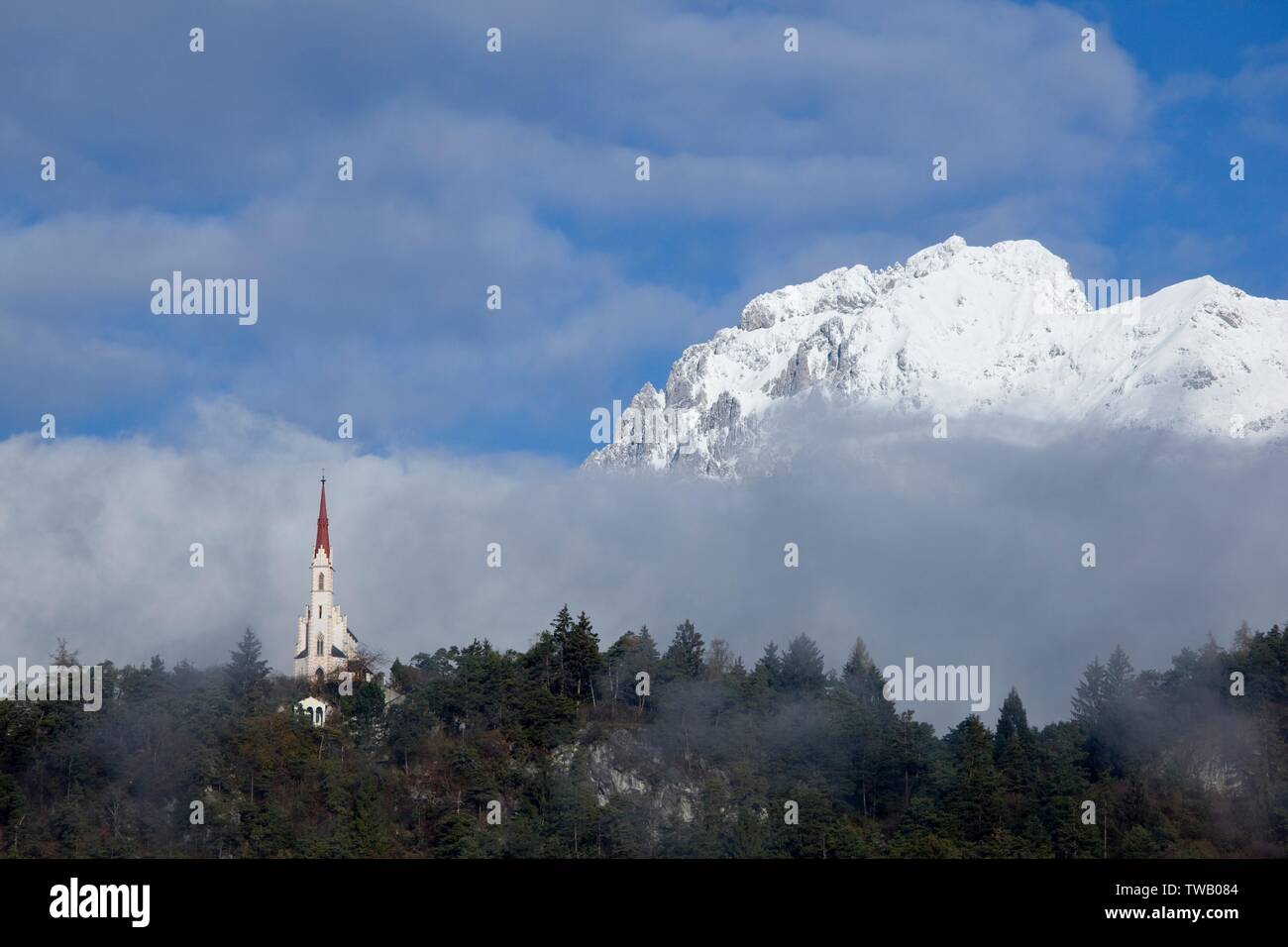 Austria, Tirolo, catena del Mieminger (catena montuosa), chiesa di Santa Maria Lochreboden. Foto Stock