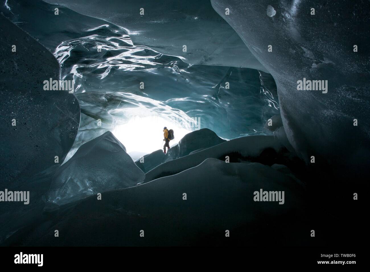 Austria, Tirolo, Alpi Oetztal, grotta di ghiaccio nel Vernagtferner (ghiacciaio). Foto Stock