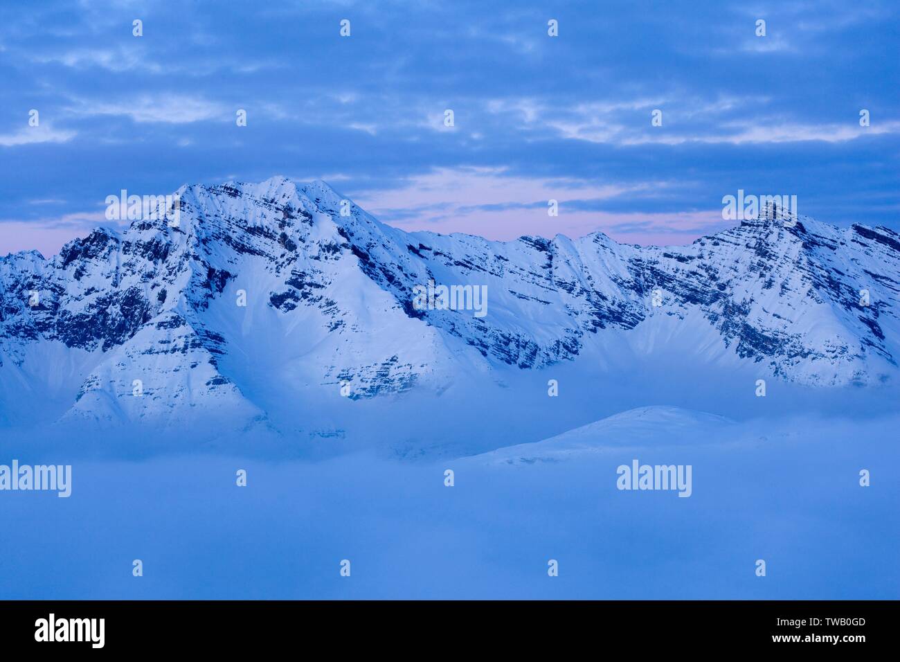 Austria, Tirolo, Monti Karwendel, vista dall'Hafelekarspitze (picco) sulla r. Foto Stock