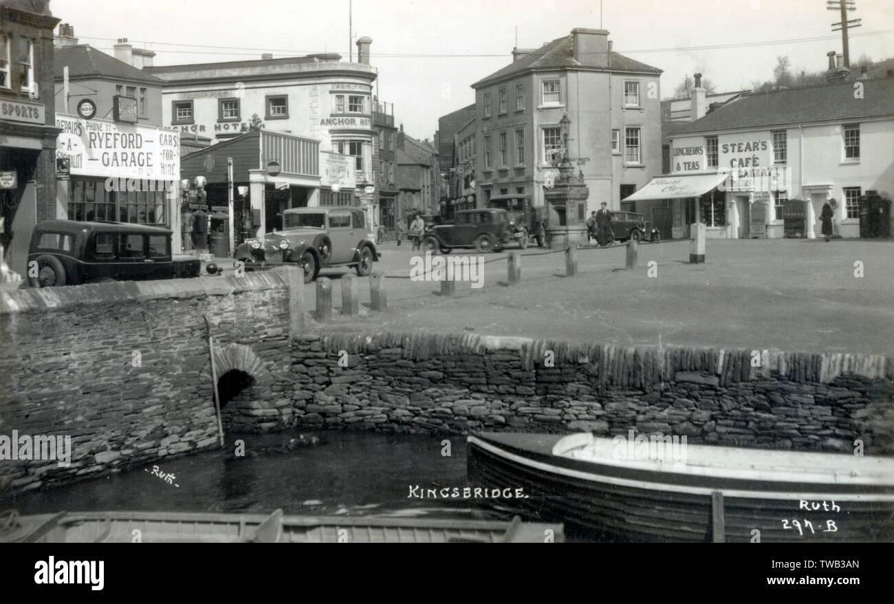 Kingsbridge, Devon - Ryeford Garage e Anchor Hotel fronte Stear's Cafe e il panificio Data: circa 1930s Foto Stock