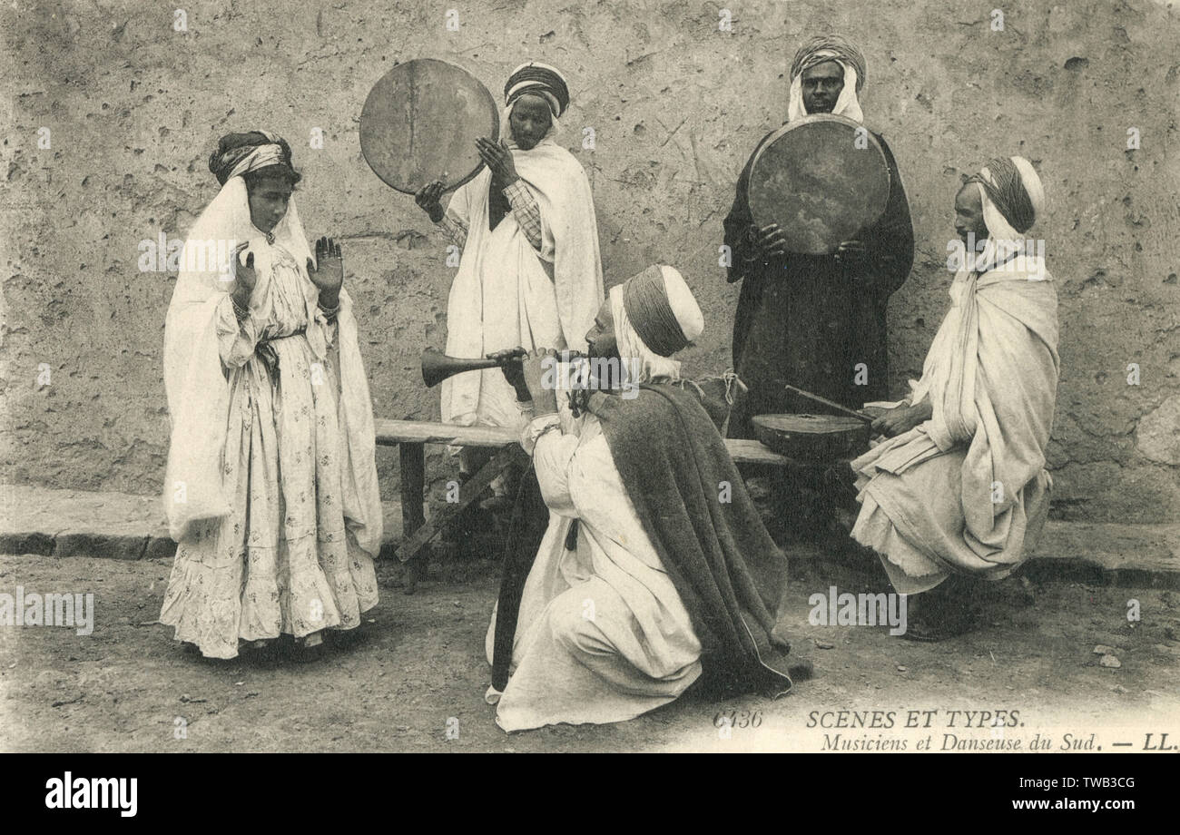 Musicisti e ballerini - il sud dell'Algeria. Data: circa 1909 Foto Stock