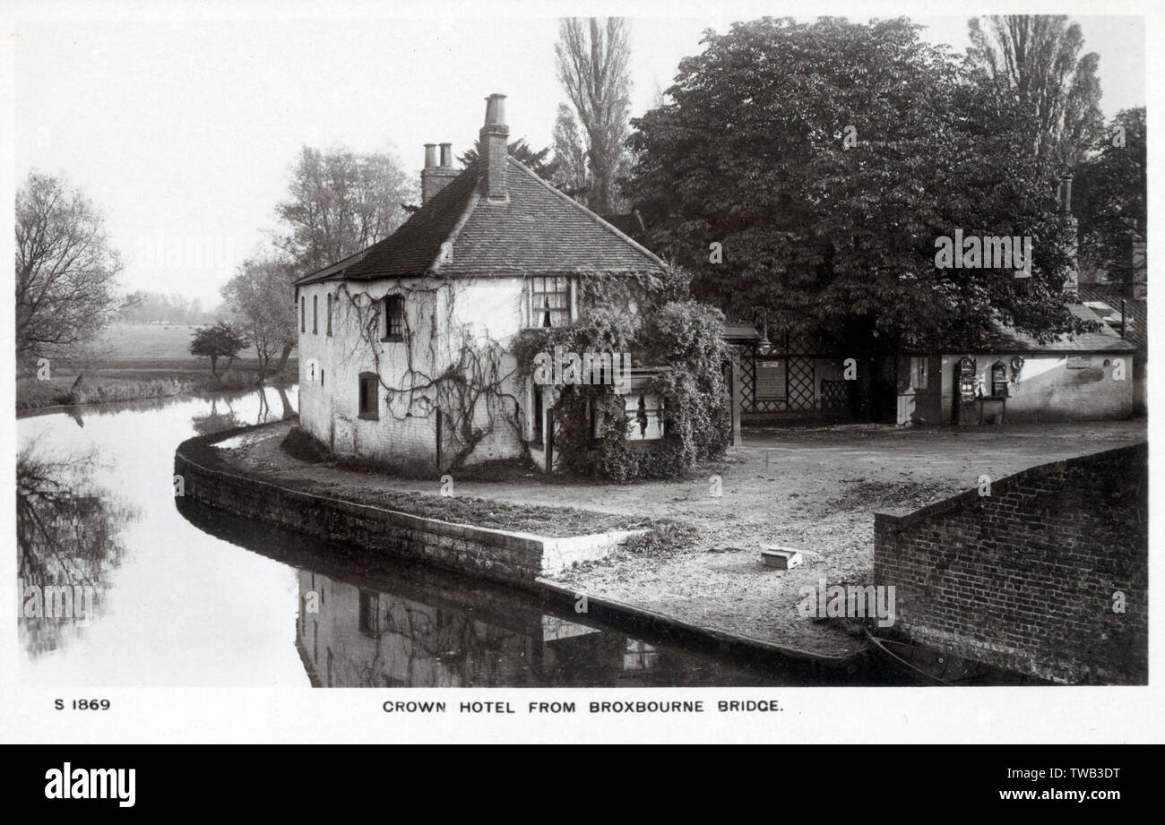 Broxbourne, Hertfordshire - Il Crown Hotel dal ponte. Data: 1911 Foto Stock