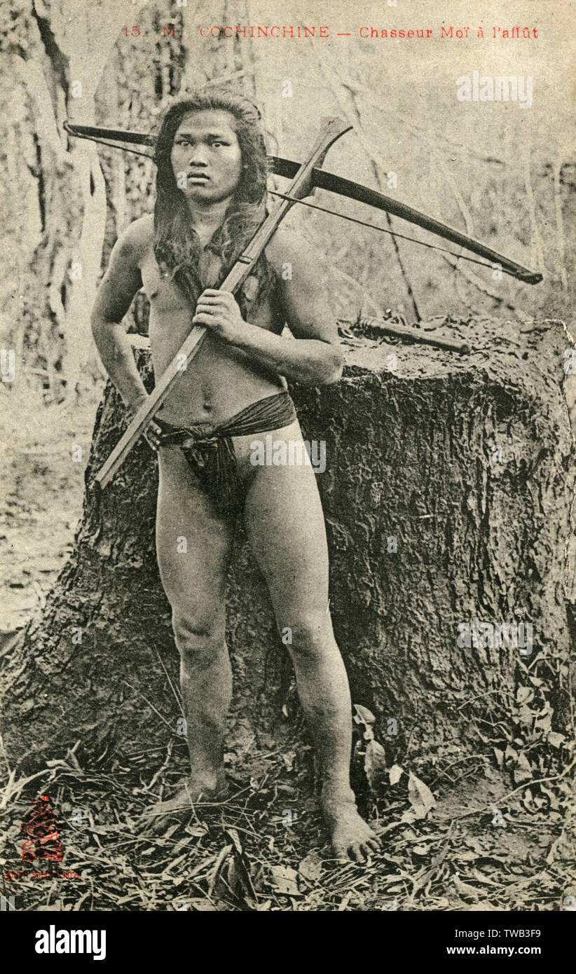 Giovane cacciatore del popolo tribale Moi - Vietnam Foto Stock