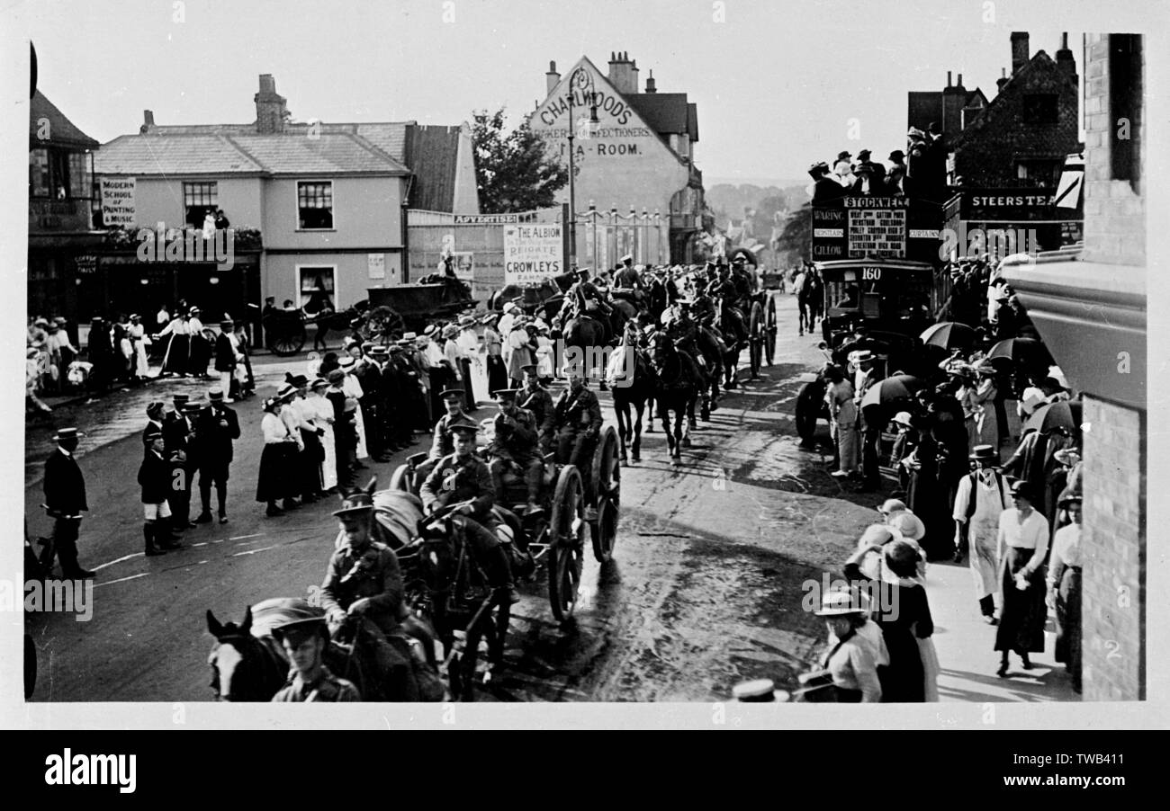 Sfilata militare lungo West Street, Reigate, Surrey, WW1 Foto Stock