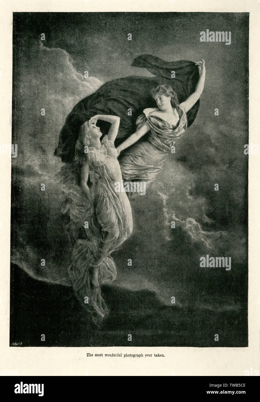 Due donne compaiono angelico, vestito in materiale scorrevole come essi sono fotografati tra le nuvole. Il posizionamento delle donne, come se essi sono galleggianti al di sopra della terra contribuisce al loro aspetto etereo. Scritto sotto la fotografia è descritta come "la più splendida fotografia mai preso." del XIX secolo Foto Stock