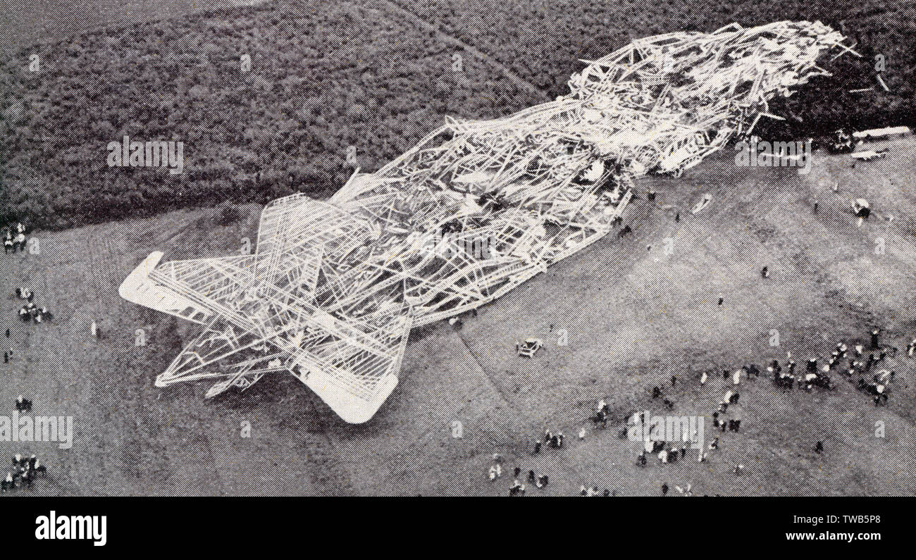 Il relitto del si è schiantato dirigibile britannico R101 vicino a Beauvais, Francia - mentre su un volo per India Data: 1930 Foto Stock