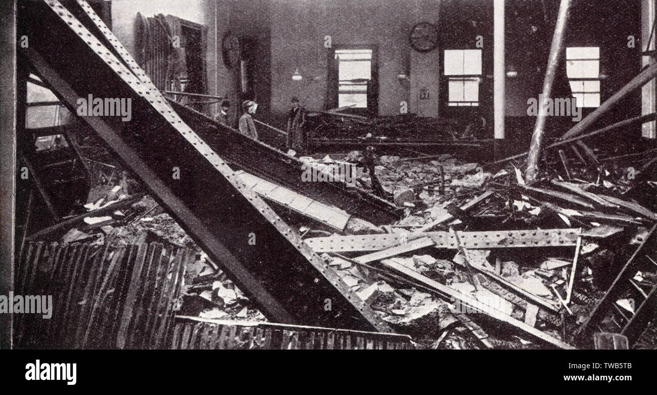 WW1 - Home Front - Daylight Air RAID - danni al GPO, Londra Foto Stock