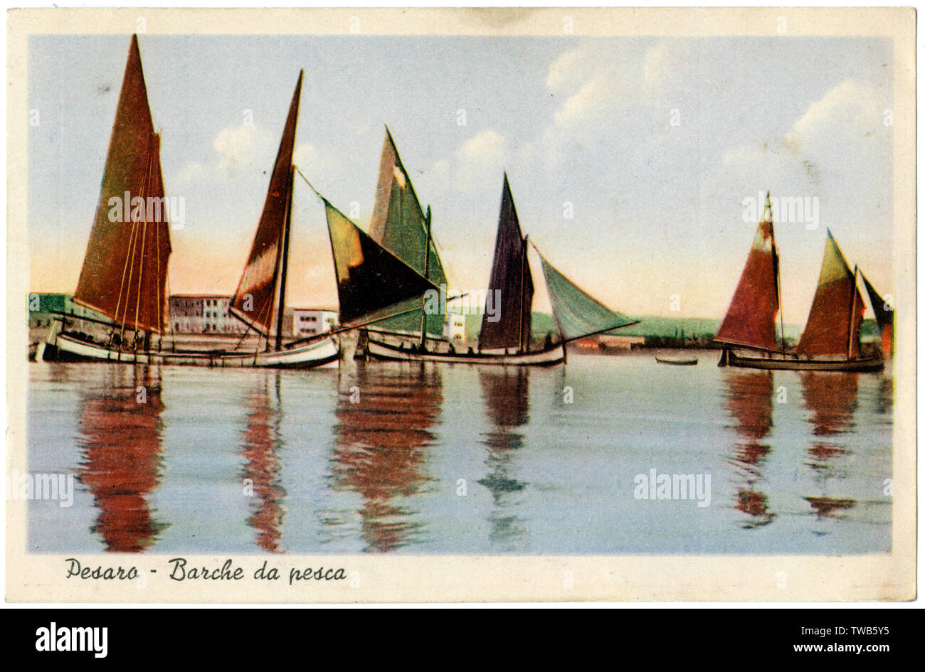 Barche da pesca in acqua, Pesaro, Italia Foto Stock
