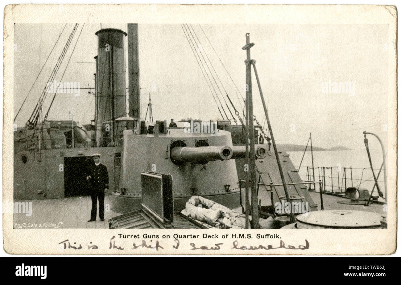 HMS Suffolk, incrociatore britannico, cannoni a torretta sul quarto ponte Foto Stock