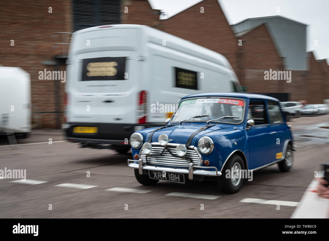 Mini impianto, Oxford, UK. 19 giugno 2019. Tributo al lavoro italiano con un display di guida e la ricreazione di soffiare le porte fuori il furgone per celebrare 60 anni di Mini e 50 anni dal rilascio del lavoro italiano film. L evento è stato frequentato da Michael Deeley Oscar produttore vincitore del film originale e David Salamone, una stunt driver che ha giocato Domenico nel film originale nella Red mini. Andrew Walmsley/Alamy Live News Foto Stock